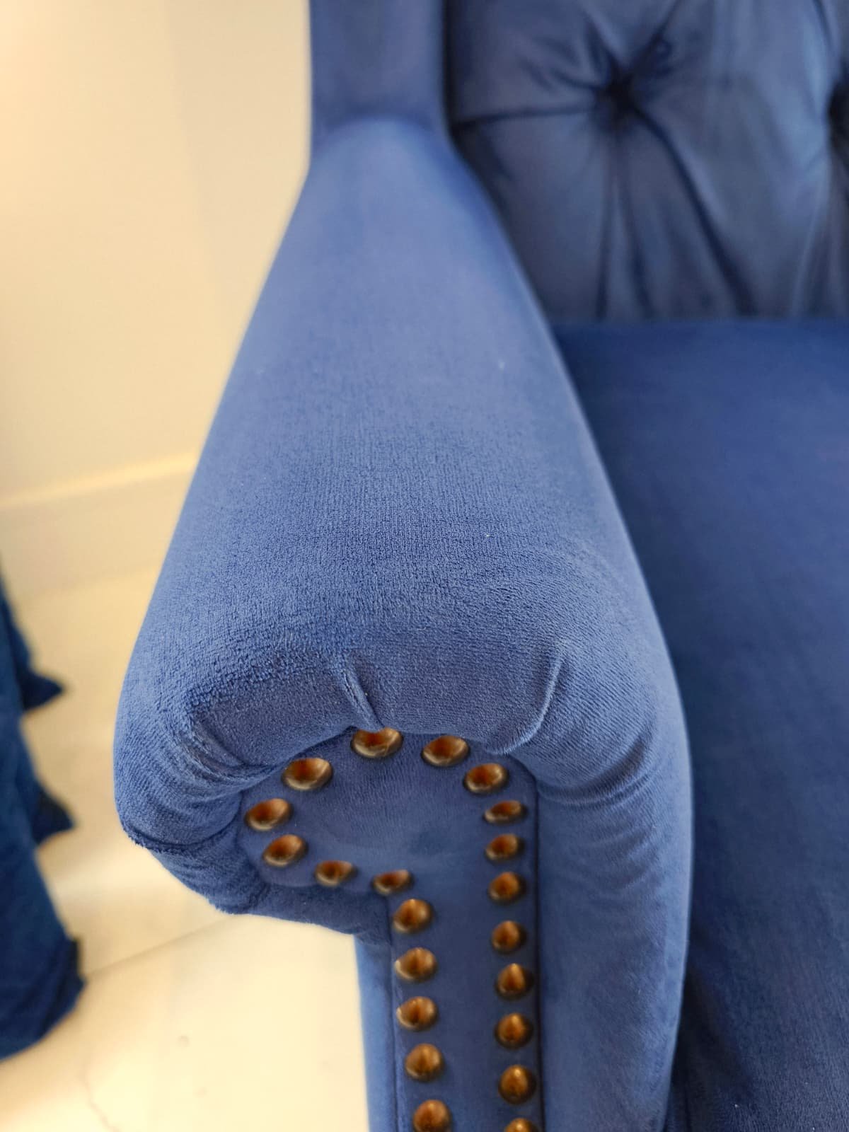 deep upholstery cleaning